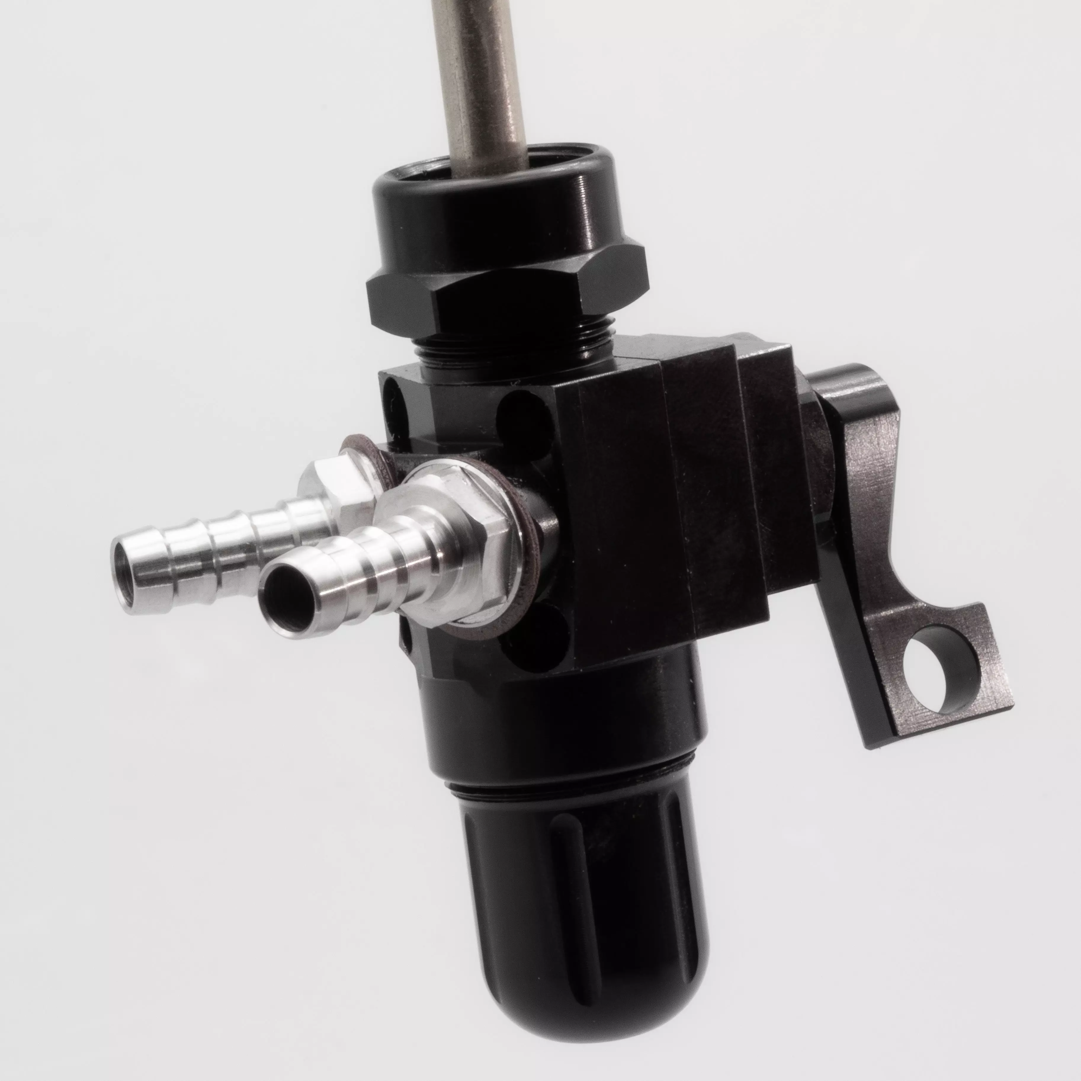 CNC Benzinhahn 400+ Durchfluss mit 2 Anschlüssen - Farbe: schwarz