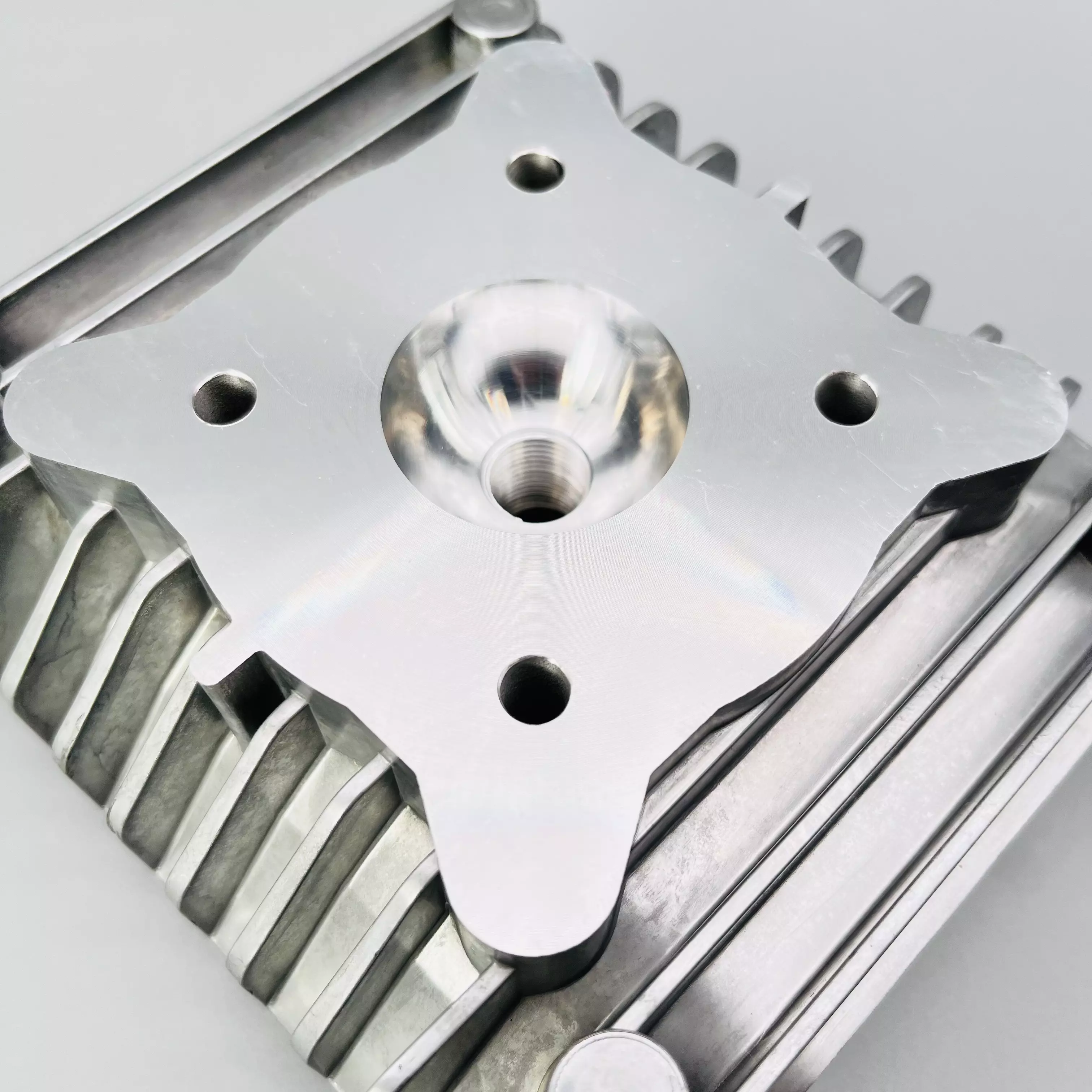 Zylinderkopf roh m. Stehbolzenbohrungen Zylinderkopf roh m. Stehbolzenbohrungen