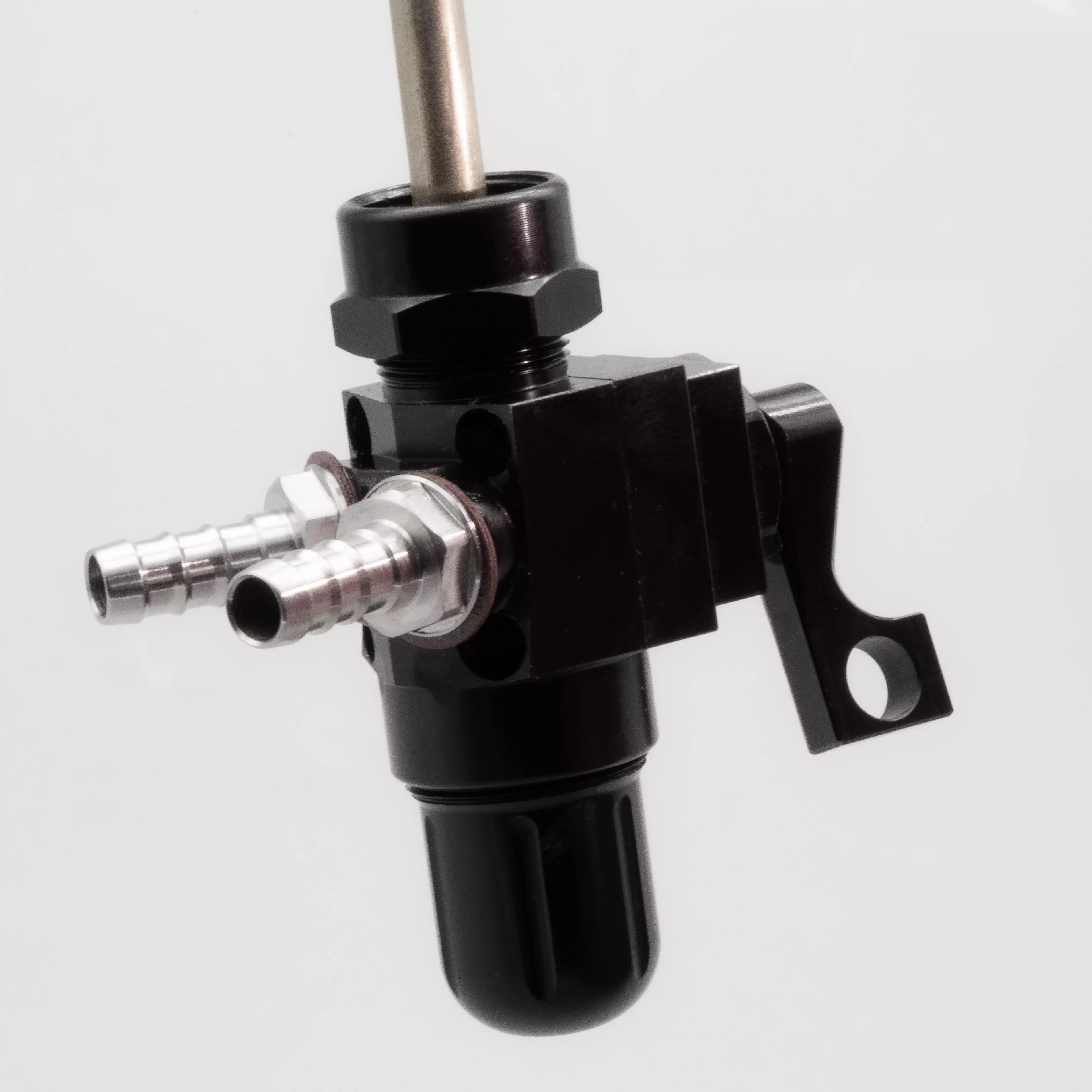 CNC Benzinhahn 400+ Durchfluss mit 2 Anschlüssen - Farbe: schwarz