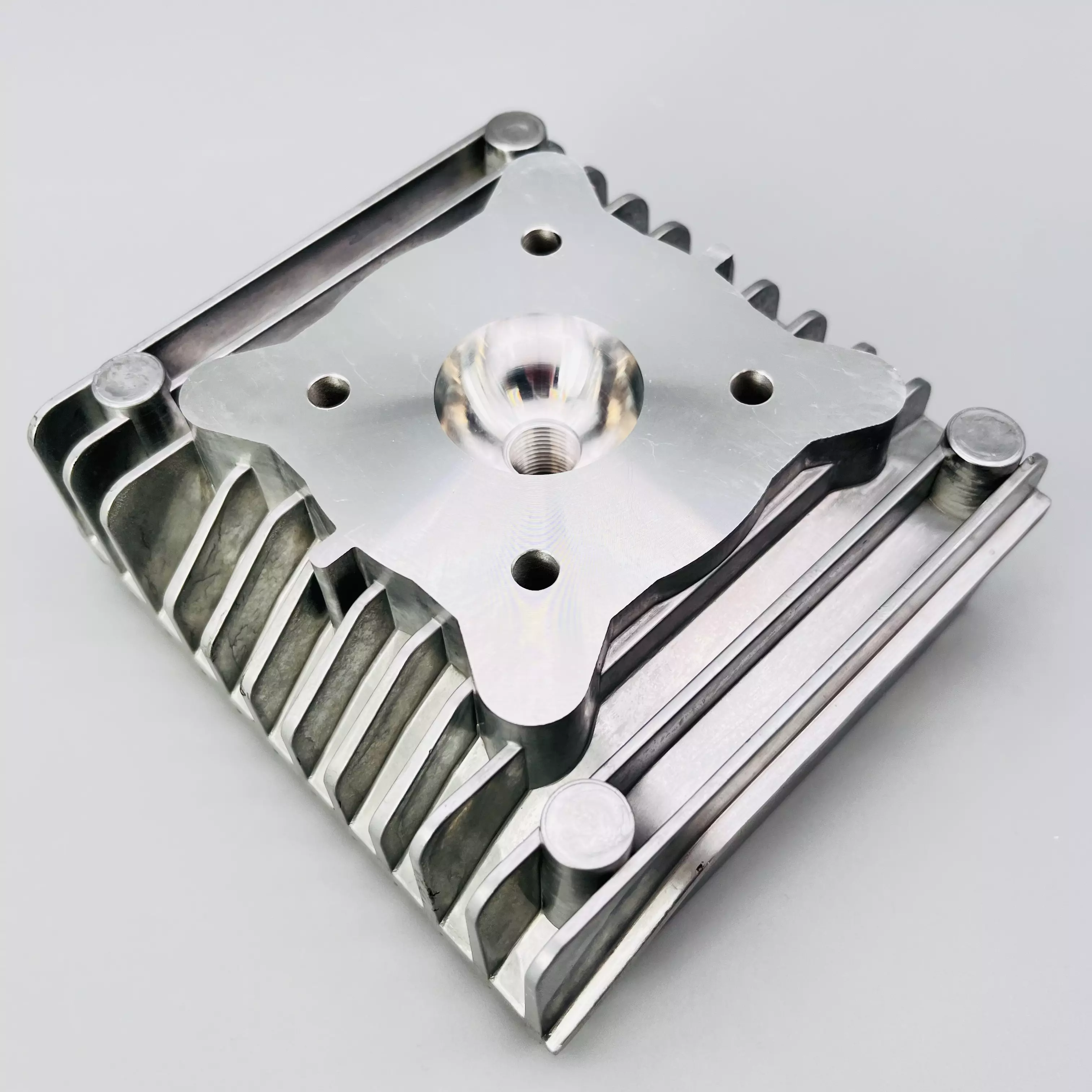 Zylinderkopf roh m. Stehbolzenbohrungen Zylinderkopf roh m. Stehbolzenbohrungen