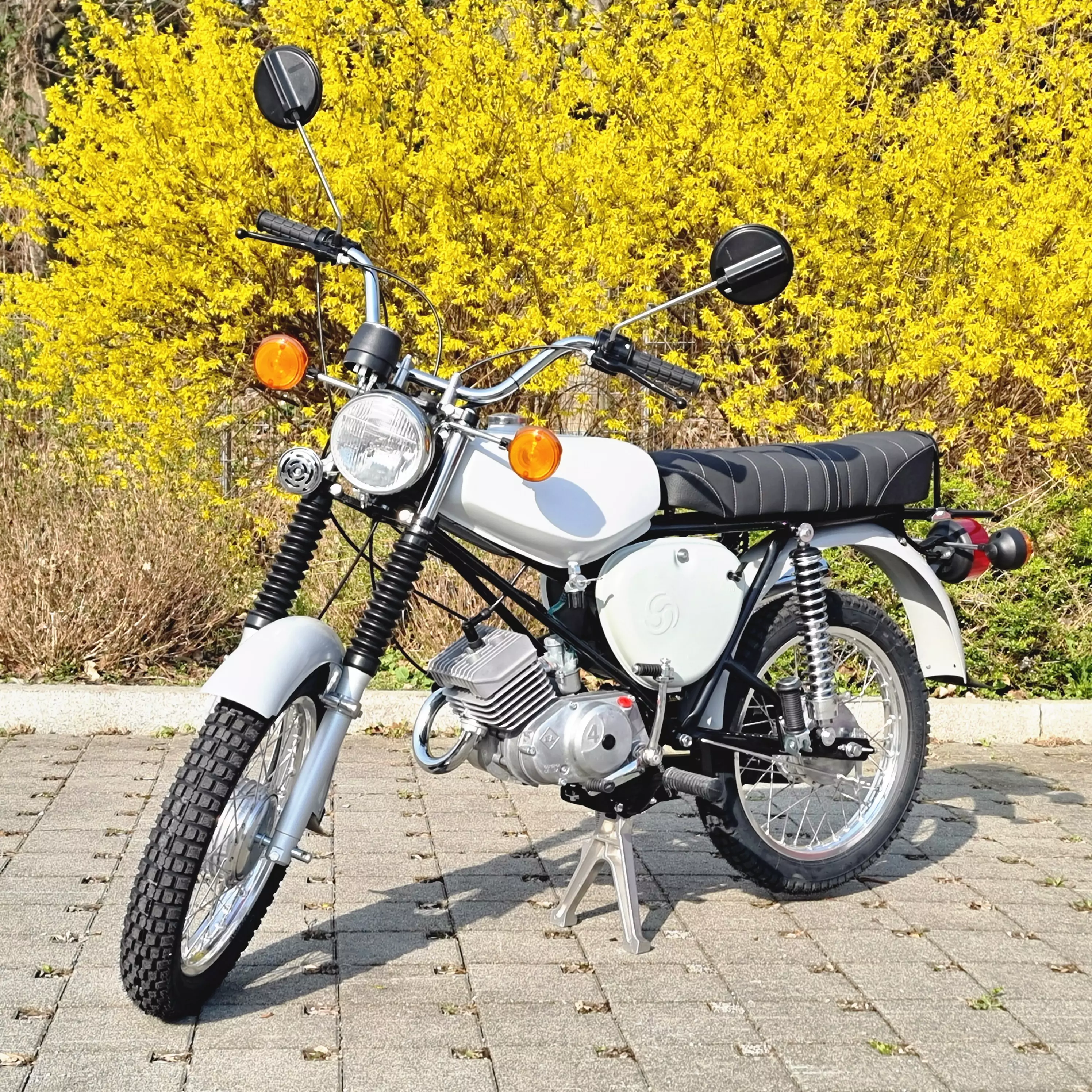Moped Austauschfahrzeug im Stil einer Simson S51 Enduro