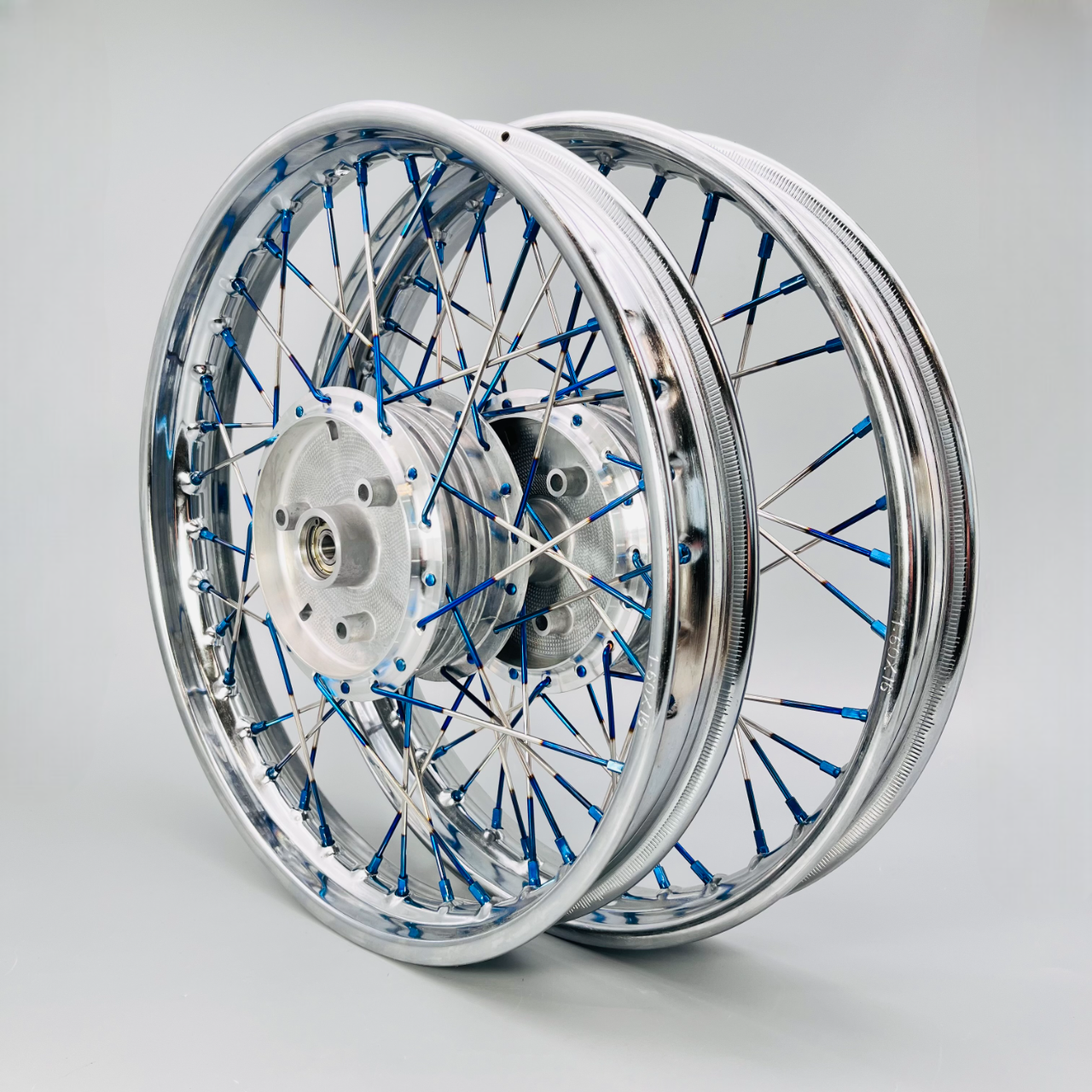SET 2xSpeichenrad 1,6x16 Zoll Felge Stahl verchromt / Speichen Edelstahl blau-silber Titan / Nippel Messing blau