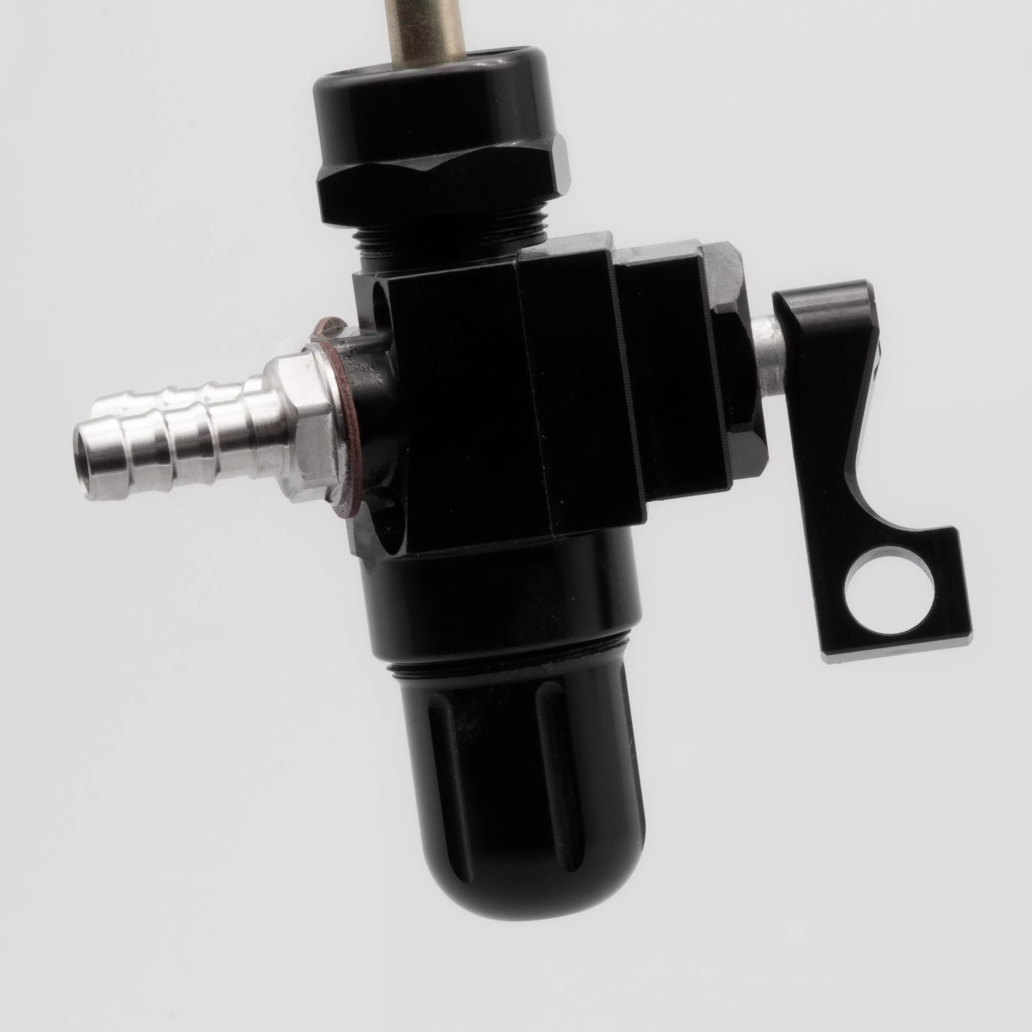 CNC Benzinhahn 400+ Durchfluss mit 2 Anschlüssen - Farbe: schwarz
