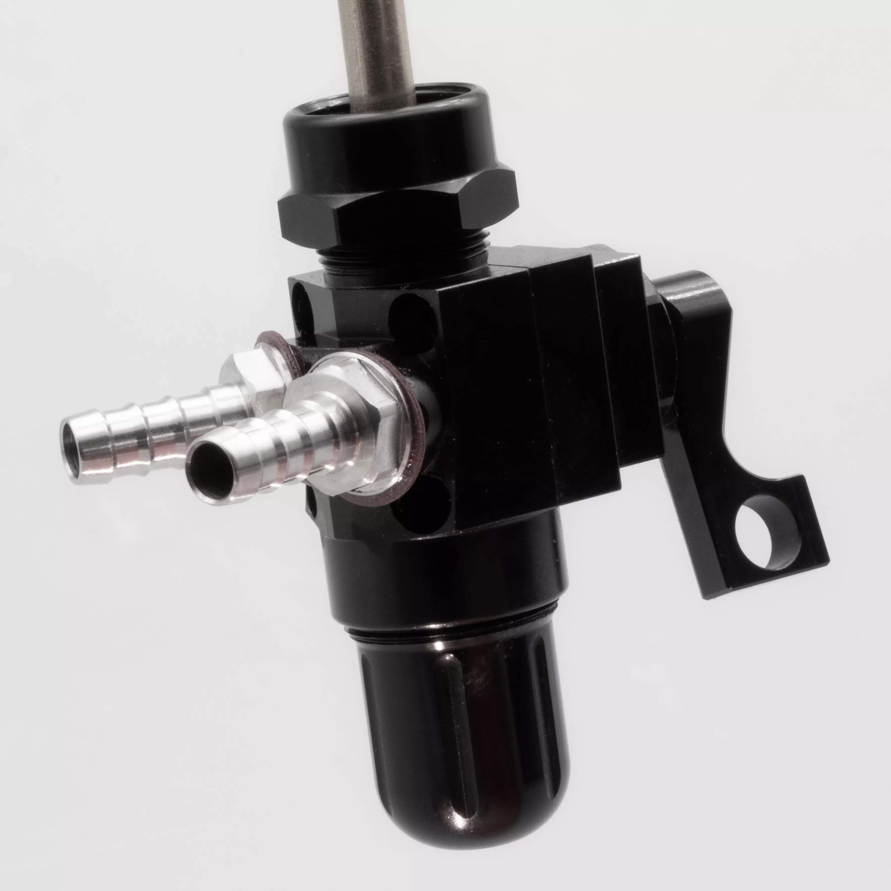 CNC Benzinhahn 400+ Durchfluss mit 2 Anschlüssen - Farbe: schwarz