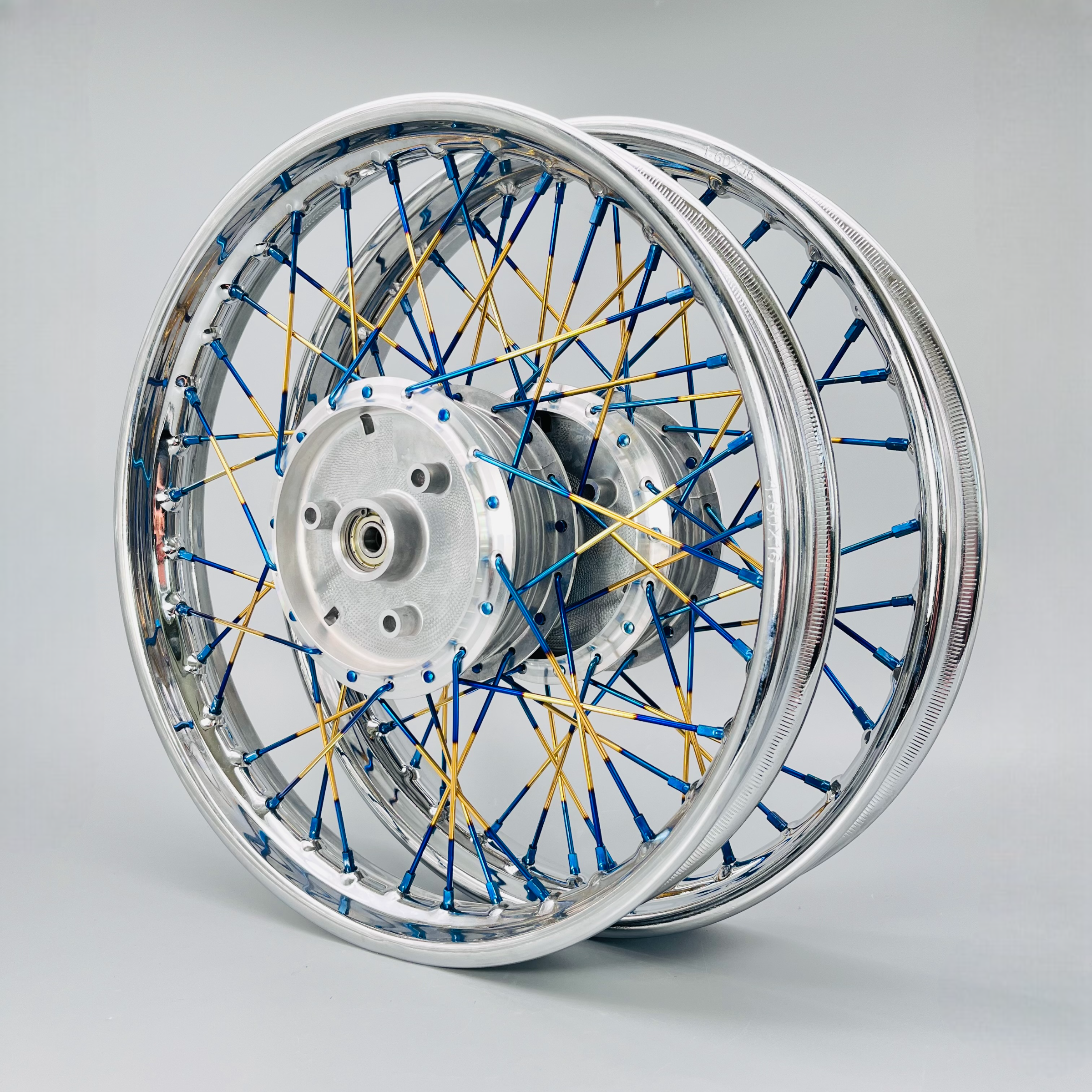 SET 2xSpeichenrad 1,6x16 Zoll Felge Stahl verchromt / Speichen Edelstahl blau-gold Titan / Nippel Messing blau