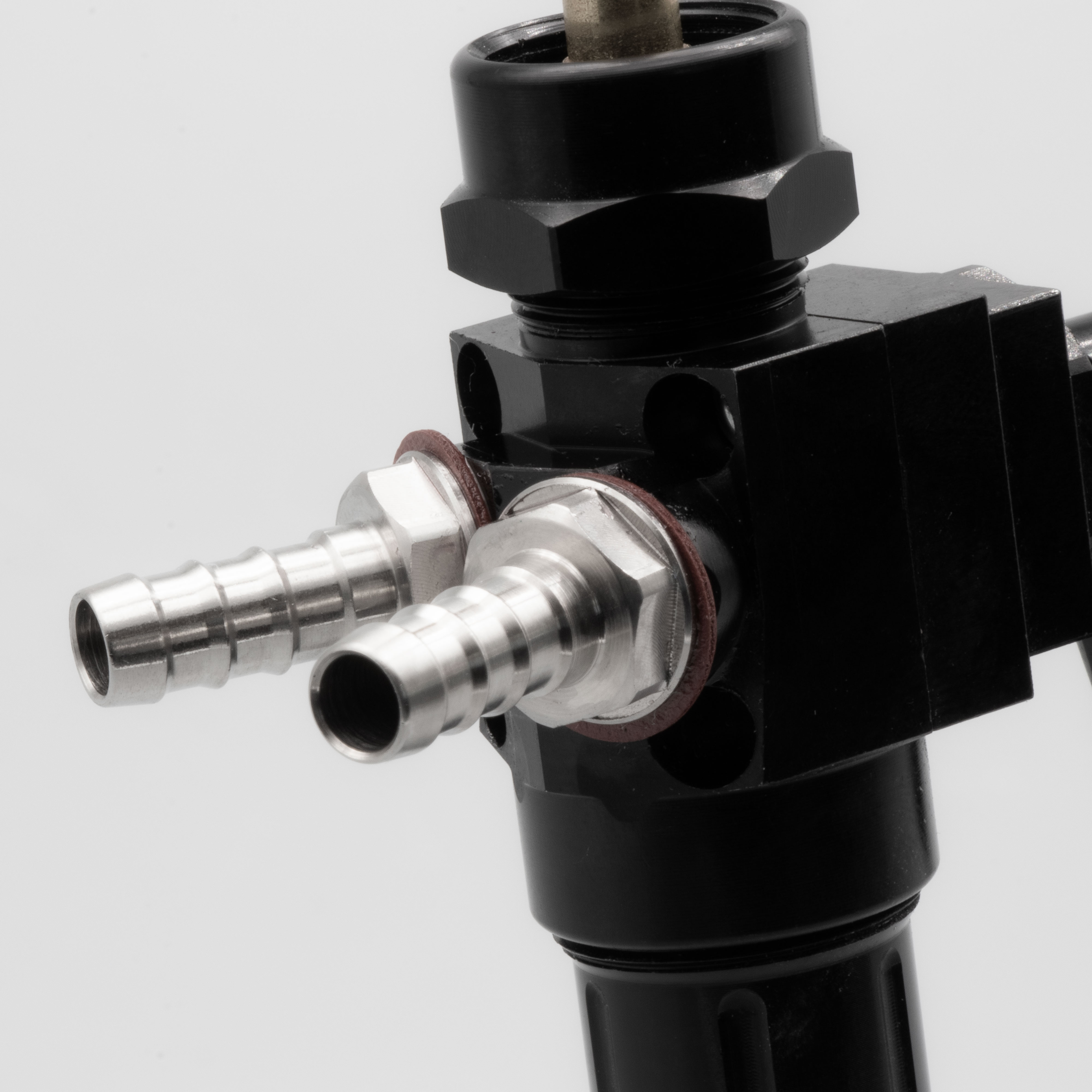 CNC Benzinhahn 400+ Durchfluss mit 2 Anschlüssen - Farbe: schwarz