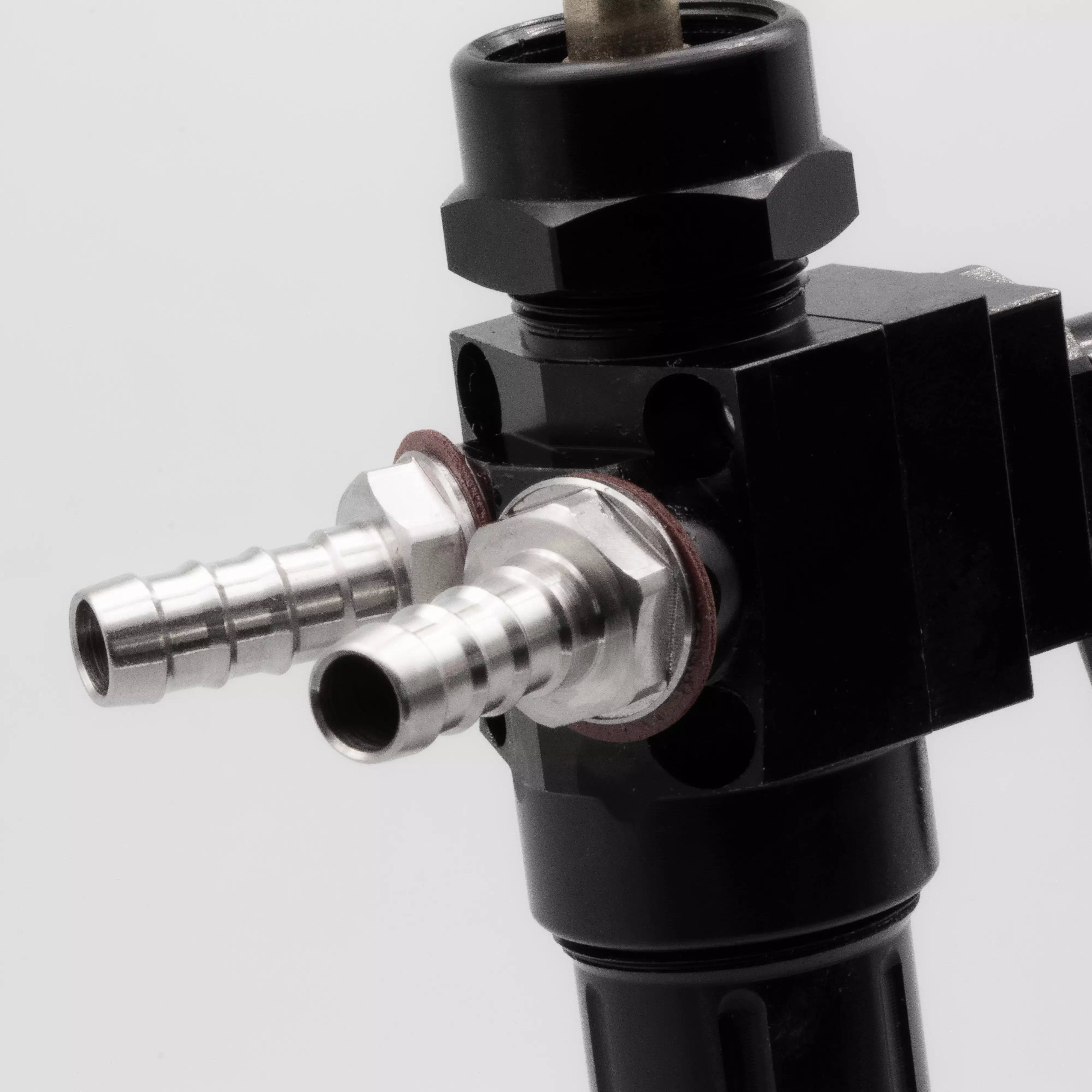 CNC Benzinhahn 400+ Durchfluss mit 2 Anschlüssen - Farbe: schwarz